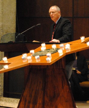 John Roth speaks at Temple Beth Shalom/Tracy Simmons 