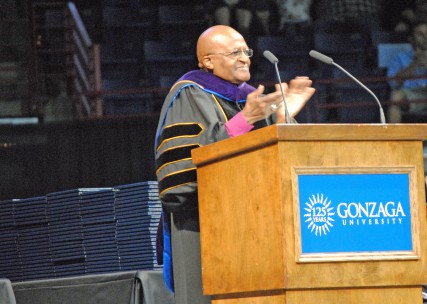 Desmond Tutu applauds Gonzaga's graduating class/Tracy Simmons 