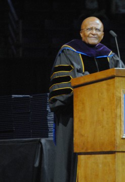 Desmond Tutu speaks to Gonzaga graduates/Tracy Simmons - favs.news 