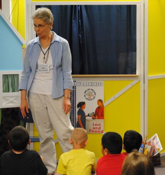 Judy Townsend leads a puppet show/Tracy Simmons - SpokaneFAVS 