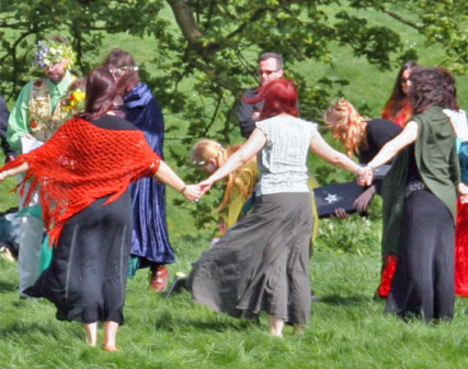 Children standing with The Lady of Cornwall in a pagan ceremony in England/Wikipedia