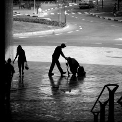 A janitor cleans the sidewalk/Ghenady - Wikimedia