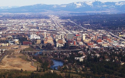 1280px-Downtown_Spokane_WA_on_approach_to_the_airport